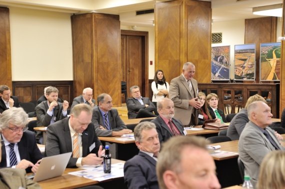 15 Diskuze po 2. konferenčním bloku