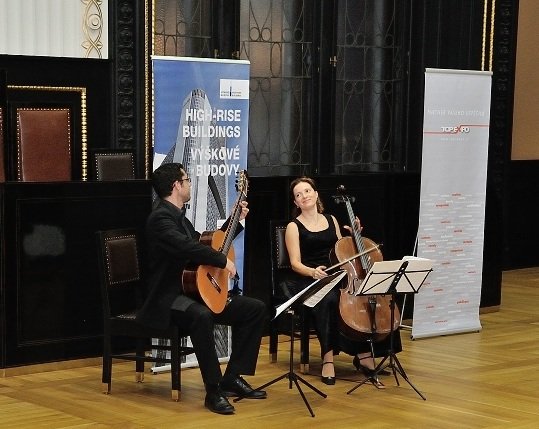 cellistka Alzběta Vlčková a kytarista Patrik Vacík  