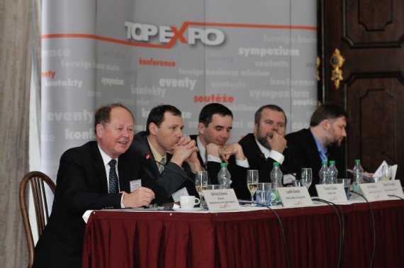 Bořivoj Kačena, předseda Společnosti pro rozvoj silniční dopravy, moderuje 2. blok 9. ČDF