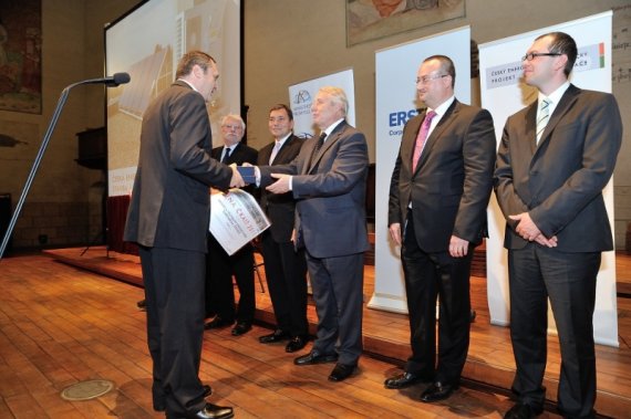 P. Křeček předává CENU ČKAIT