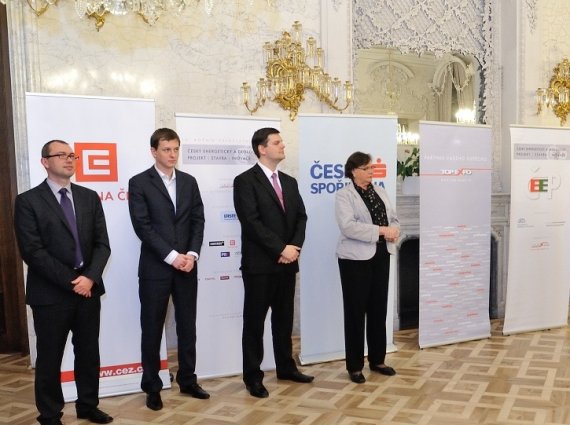 předávající: zleva V. Kubeček (ČS), Tomáš Paták (MPO),  Matyáš Vitík (MŽP),  Irena Plocková