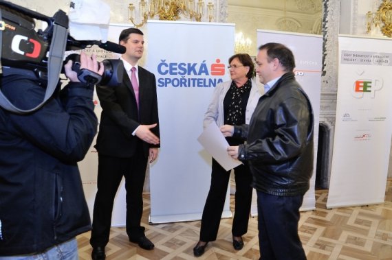 televizní štáb ČT24: gratulace nominovanému ECOMODULA - Staphane Laredo