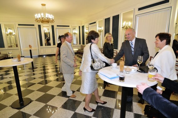 c05 borek a blanka kacenovi se vitaji s hosty