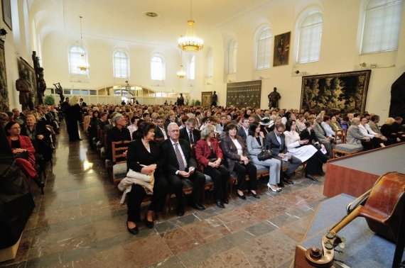 c30 2012 zaplneny koncertni sal zamku kozel