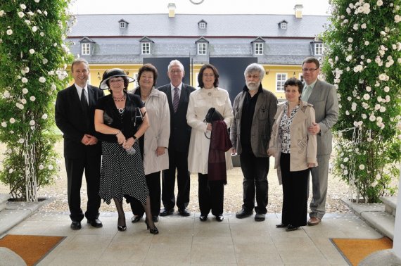 c36 mirka nemcova a hoste po prohlidce exponatu zamku kozel