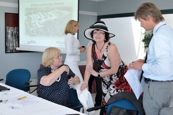 Zástupci Ernst& Young, Lída Petráňová a Josef Severa, se připravují k prezentaci