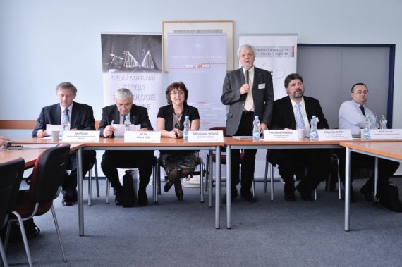 František Hrdlička, děkan Fakulty strojní, ČVUT v Praze při slavnostním zahájení