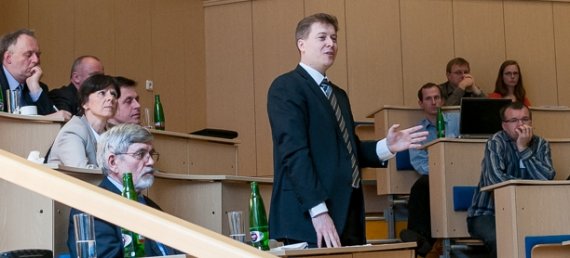 proděkan FEL Zdeněk Peroutka během diskuse