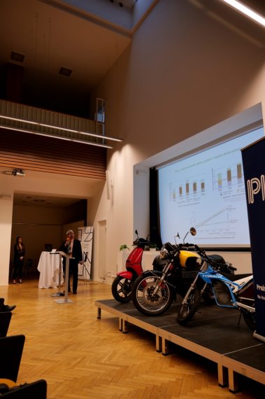 12 elektromotocykly a skutry  na podiu 28k229