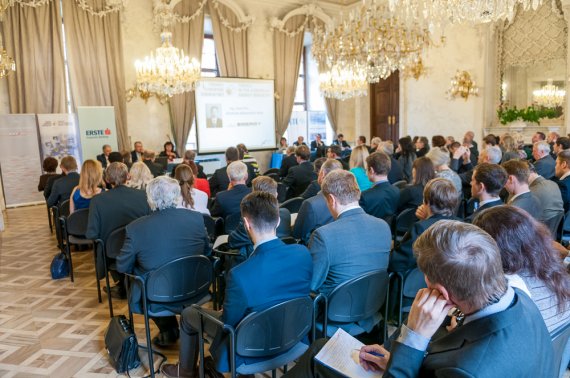 Zaplněný konferenčí sál Clam-Gallasova paláce