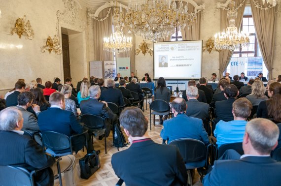 Zaplněný konferenčí sál Clam-Gallasova paláce