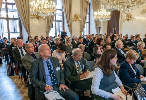 Zaplněný konferenčí sál Clam-Gallasova paláce