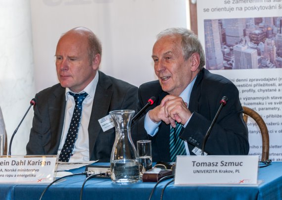 Jostein Dahl Karlsen, IEA, Norské ministerstvo pro ropu a energetiku a Tomasz Szmuc, profesor UNIVERZITA Krakov, zástupce KIC InnoEnergy Poland
