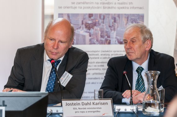 Jostein Dahl Karlsen, IEA, Norské ministerstvo pro ropu a energetiku a Tomasz Szmuc, profesor UNIVERZITA Krakov, zástupce KIC InnoEnergy Poland
