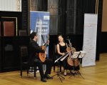 cellistka Alzběta Vlčková a kytarista Patrik Vacík  