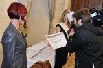 televizní štáb ČT24: záběr na diplomy nominovaných