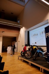 12 elektromotocykly a skutry  na podiu 28k229